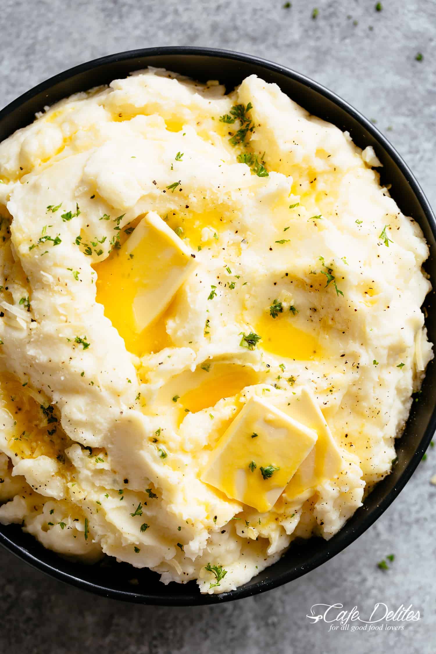 Purée de pommes de terre avec du beurre fondu dans un bol