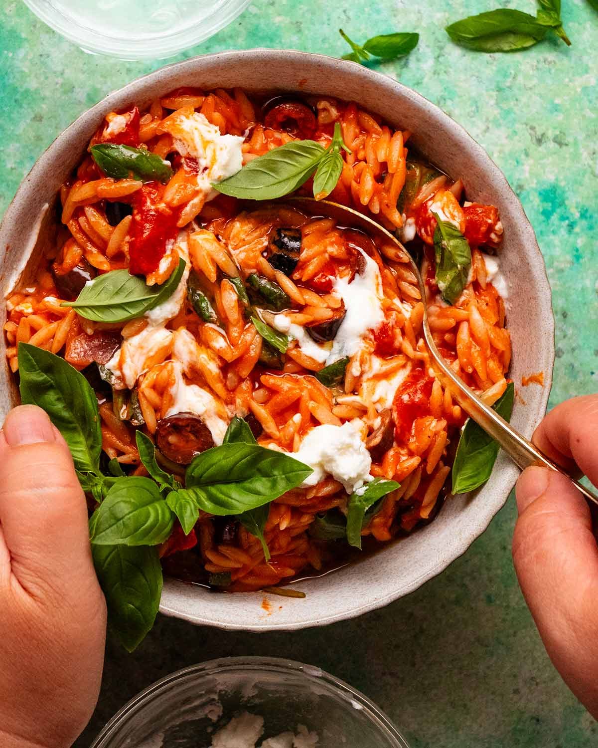 Risoni au fromage de chèvre et poivrons rouges rôtis