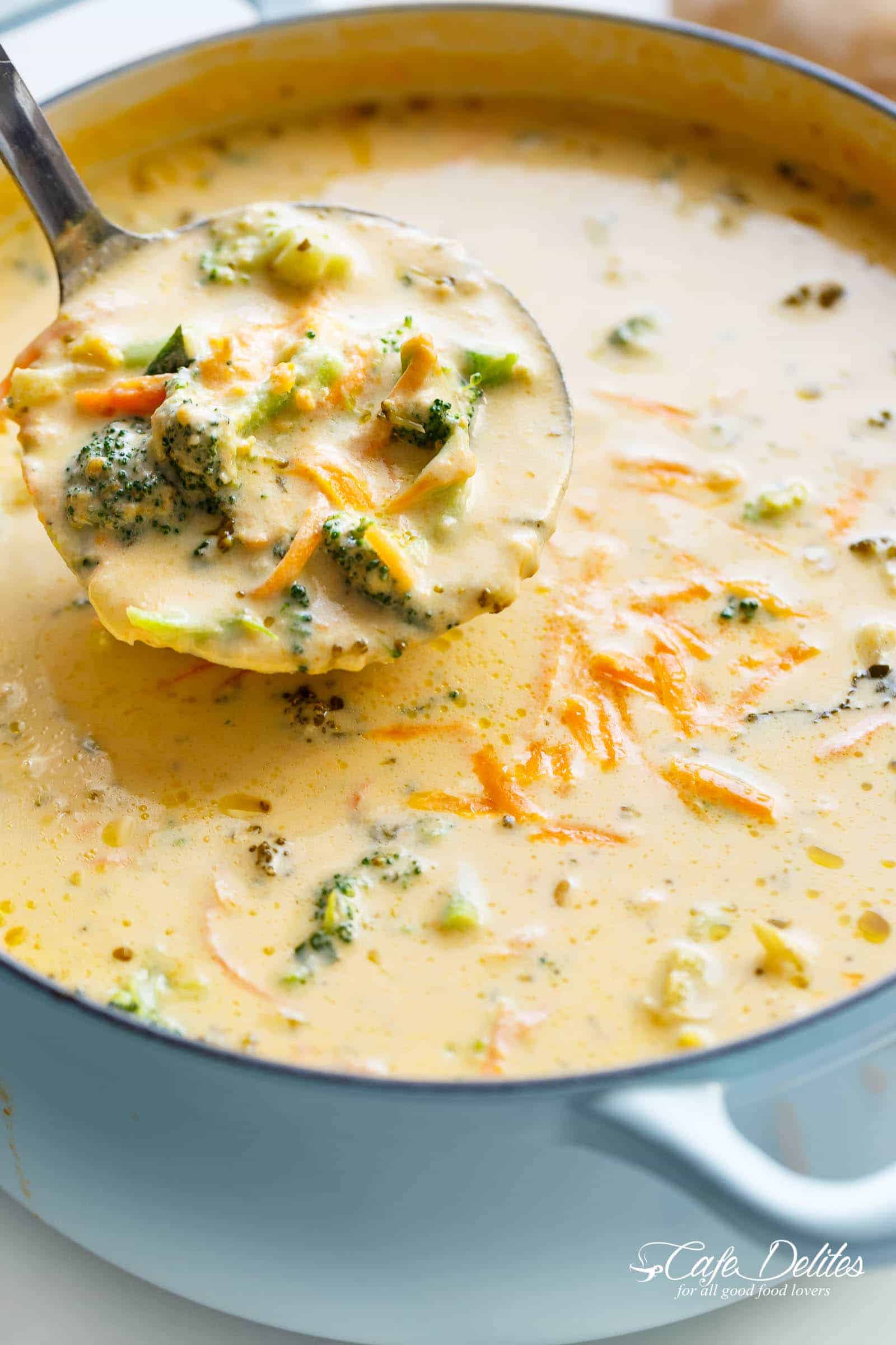 Une louche servant de la soupe de brocoli au fromage ! 