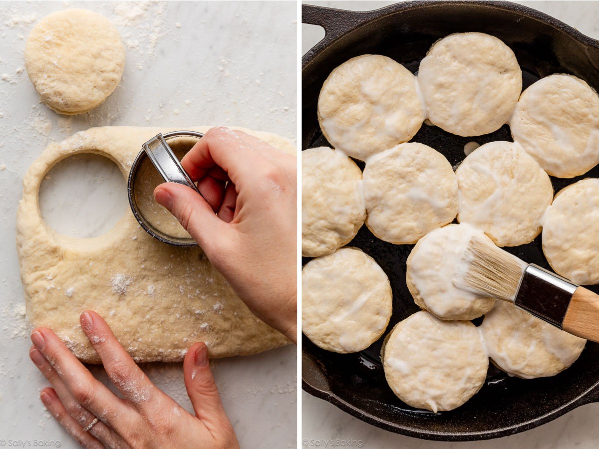 mains découpant la pâte à biscuits et biscuits montrés dans une poêle en fonte.