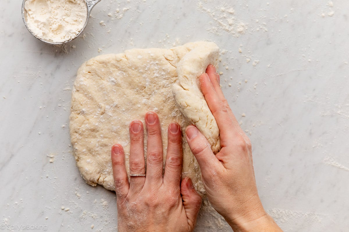 mains pliant la pâte.