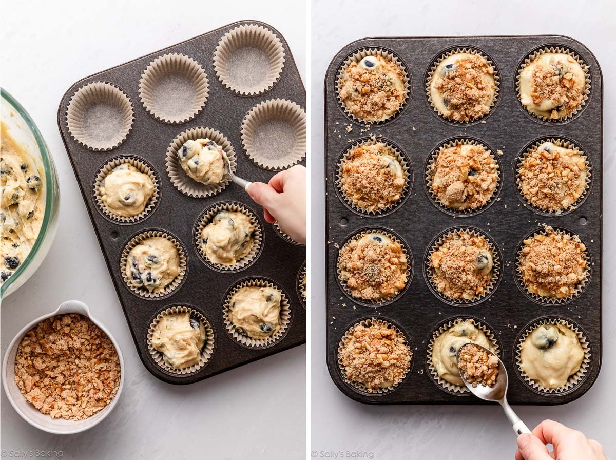 pâte à muffins étant versée dans des douilles et couverte de crumble.