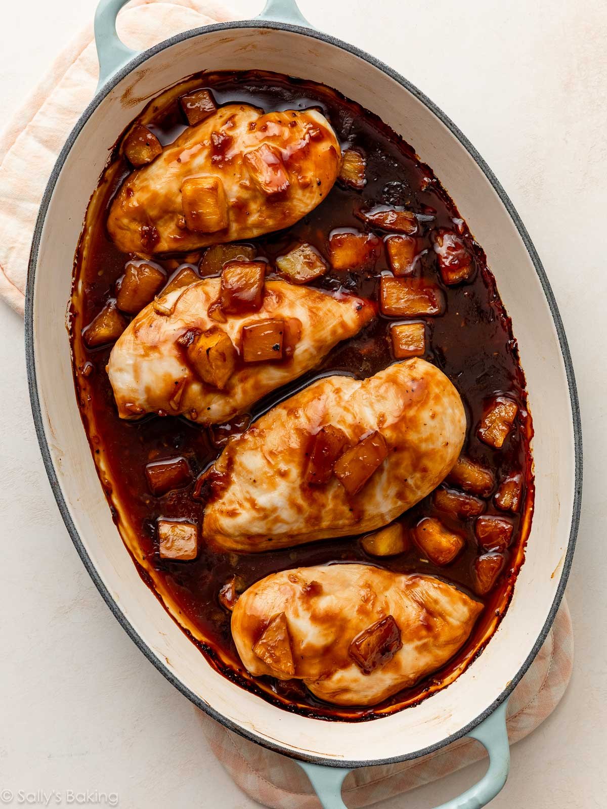 poulet teriyaki cuit au four dans un plat de cuisson oval.