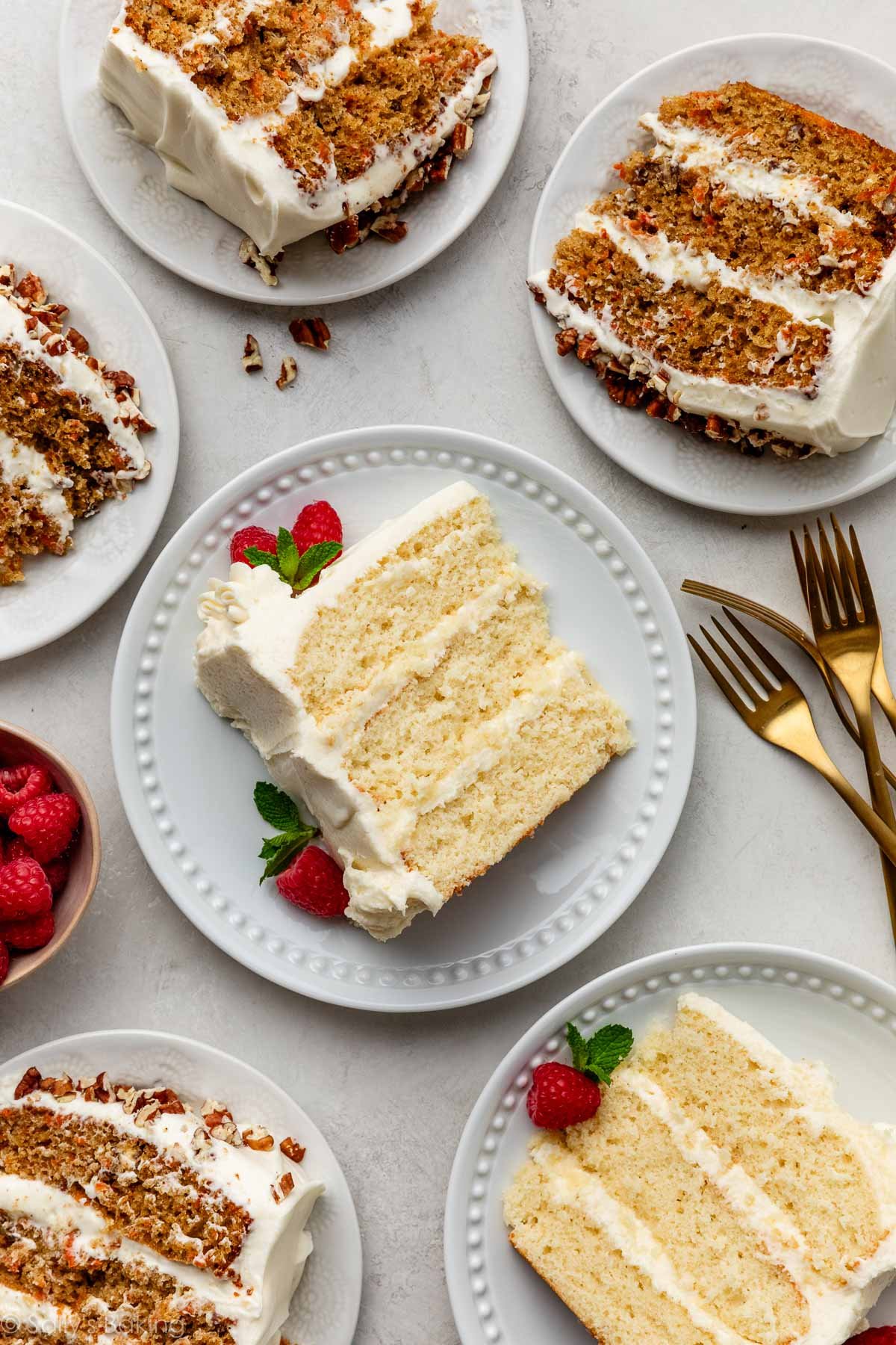 assiettes de tranches de gâteau à étages, y compris gâteau vanille et gâteau aux carottes.