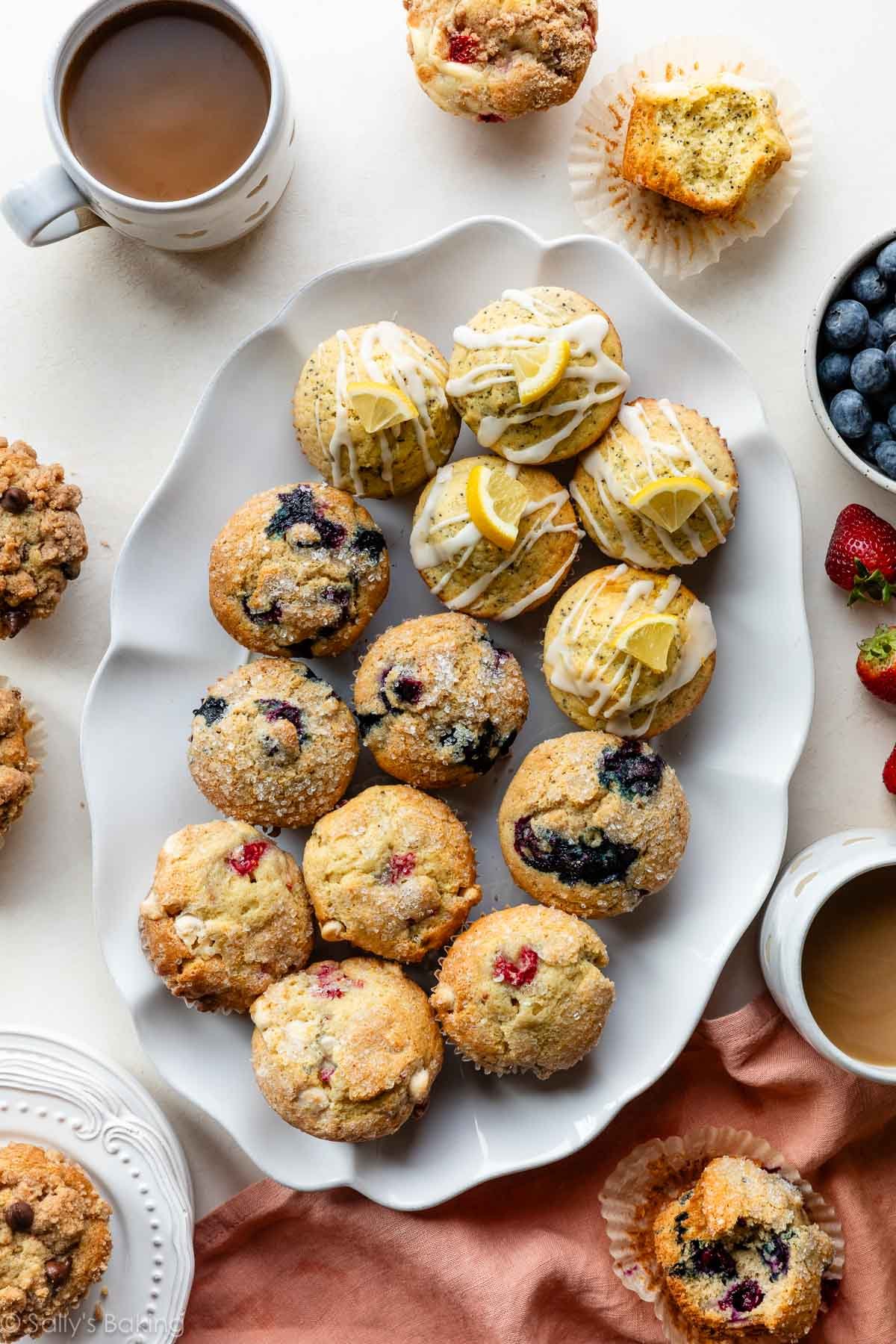 différentes variétés de muffins sur un plat blanc.