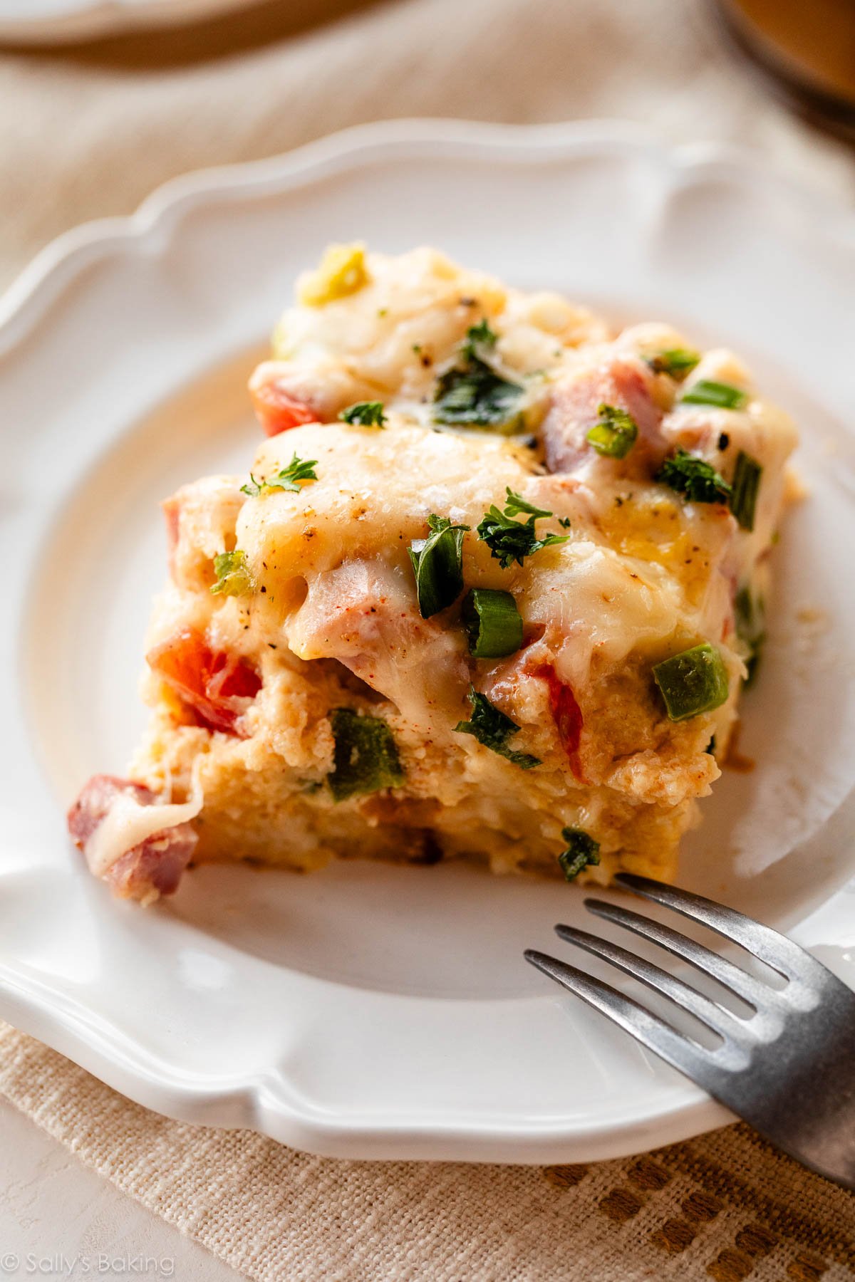 strata au jambon et suisse dans une assiette blanche.