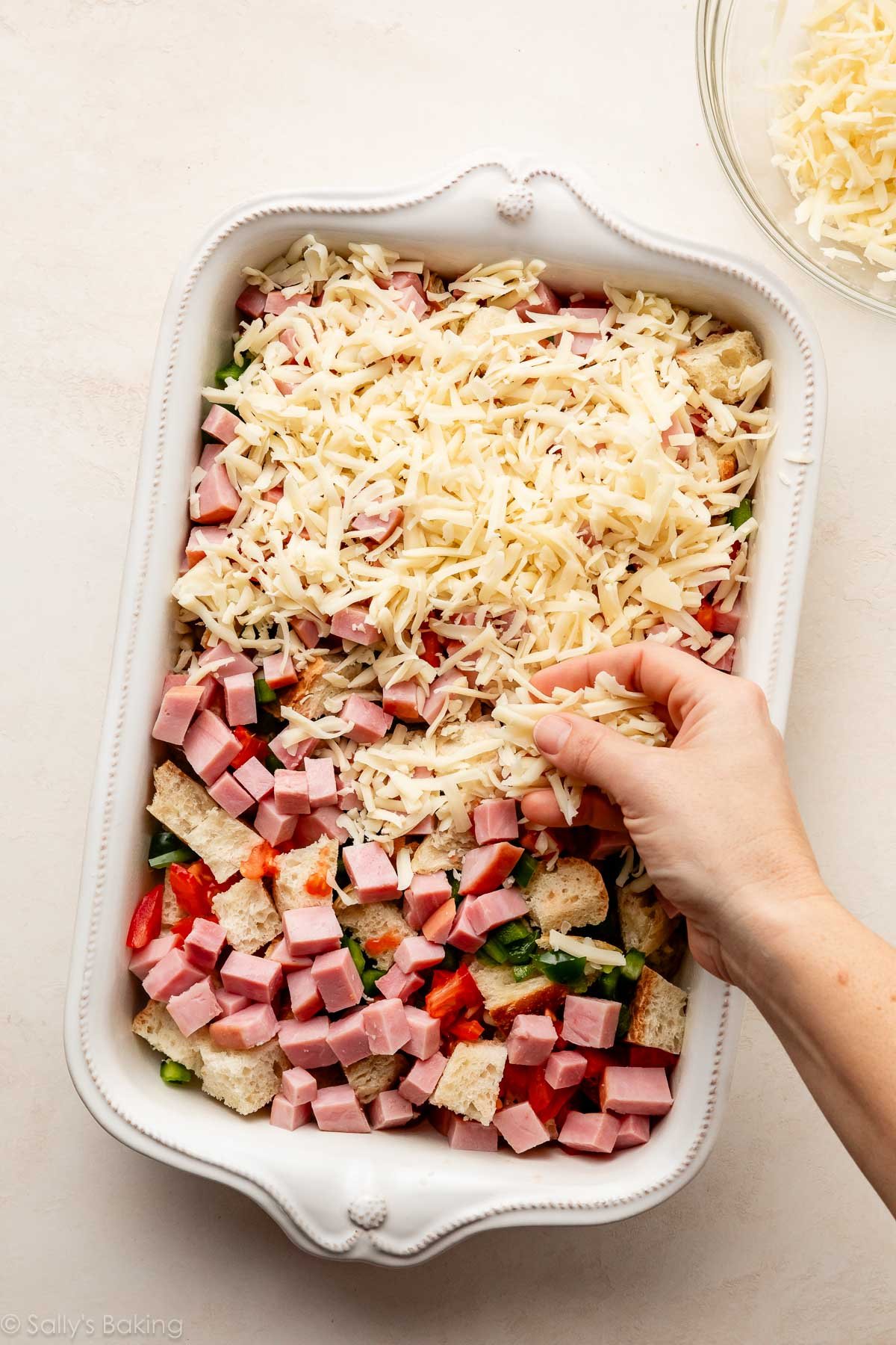 ajouter du fromage sur du pain en cubes et du jambon.