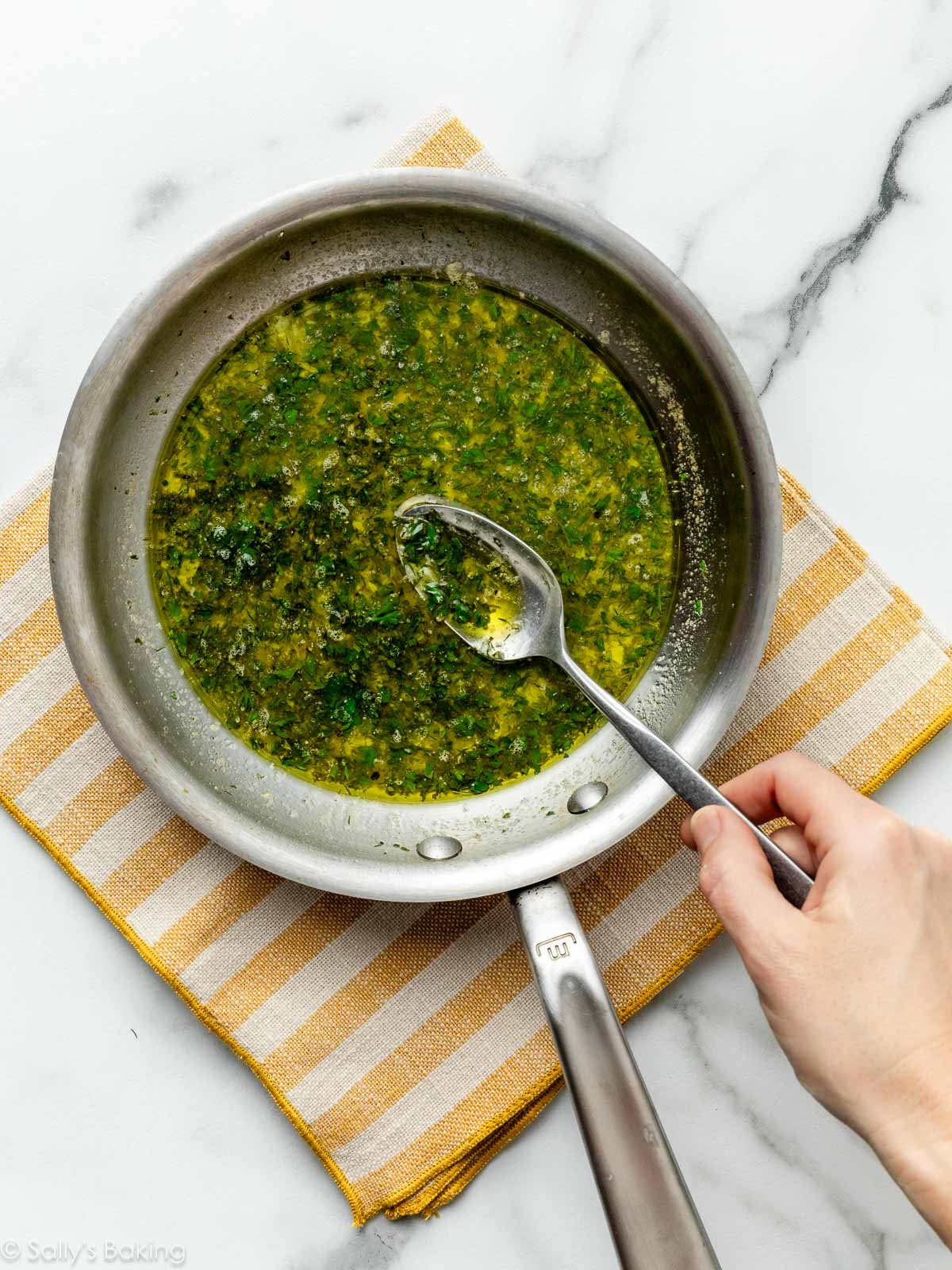 beurre fondu et herbes dans une petite poêle.