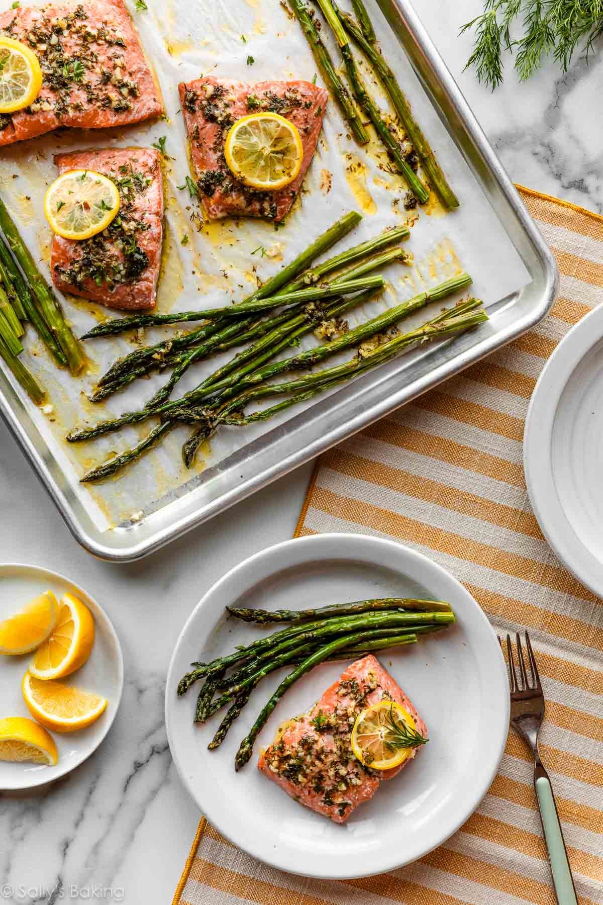 saumon au citron cuit sur une plaque avec des asperges.