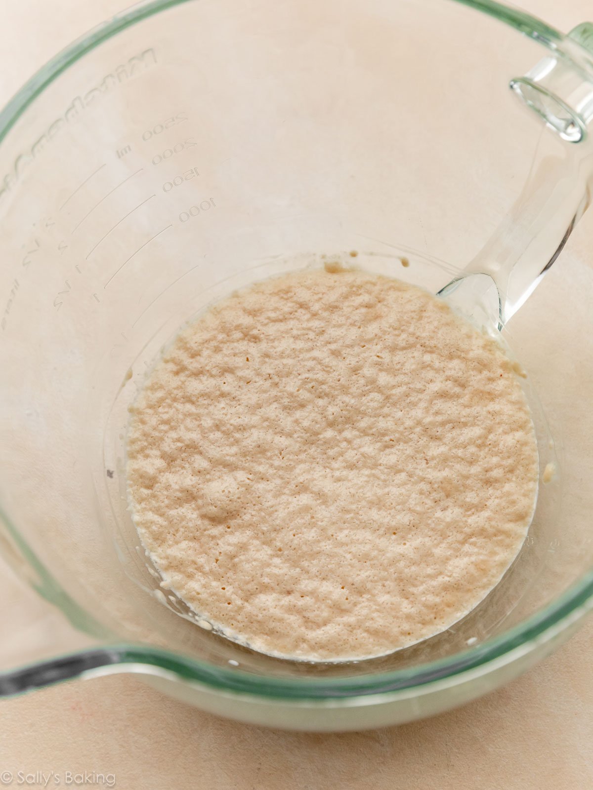 mélange de levure prouvée dans un bol en verre.