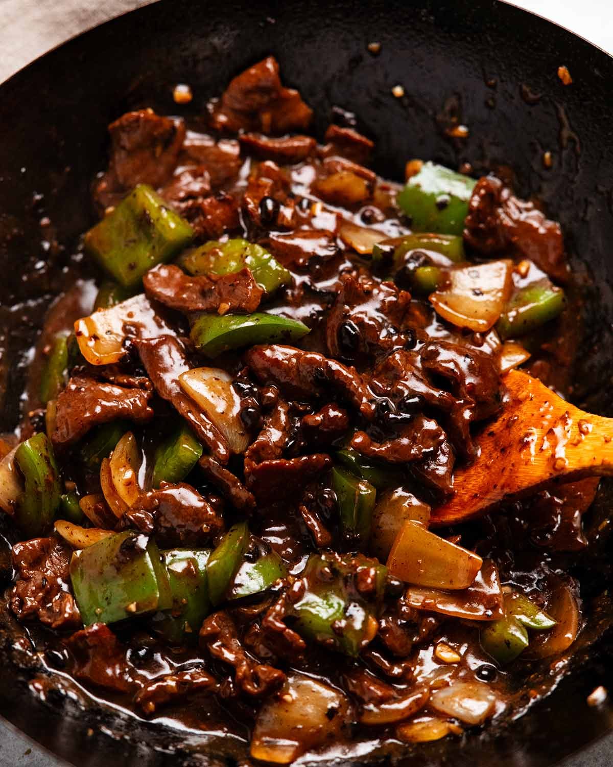 Boeuf aux haricots noirs dans un wok