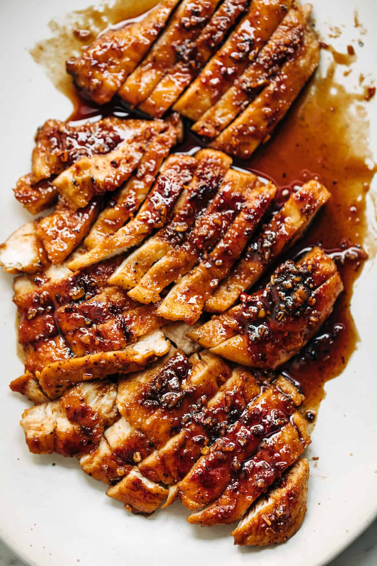 Poitrines de poulet tranchées et enrobées d'une sauce au beurre de miel épicé.