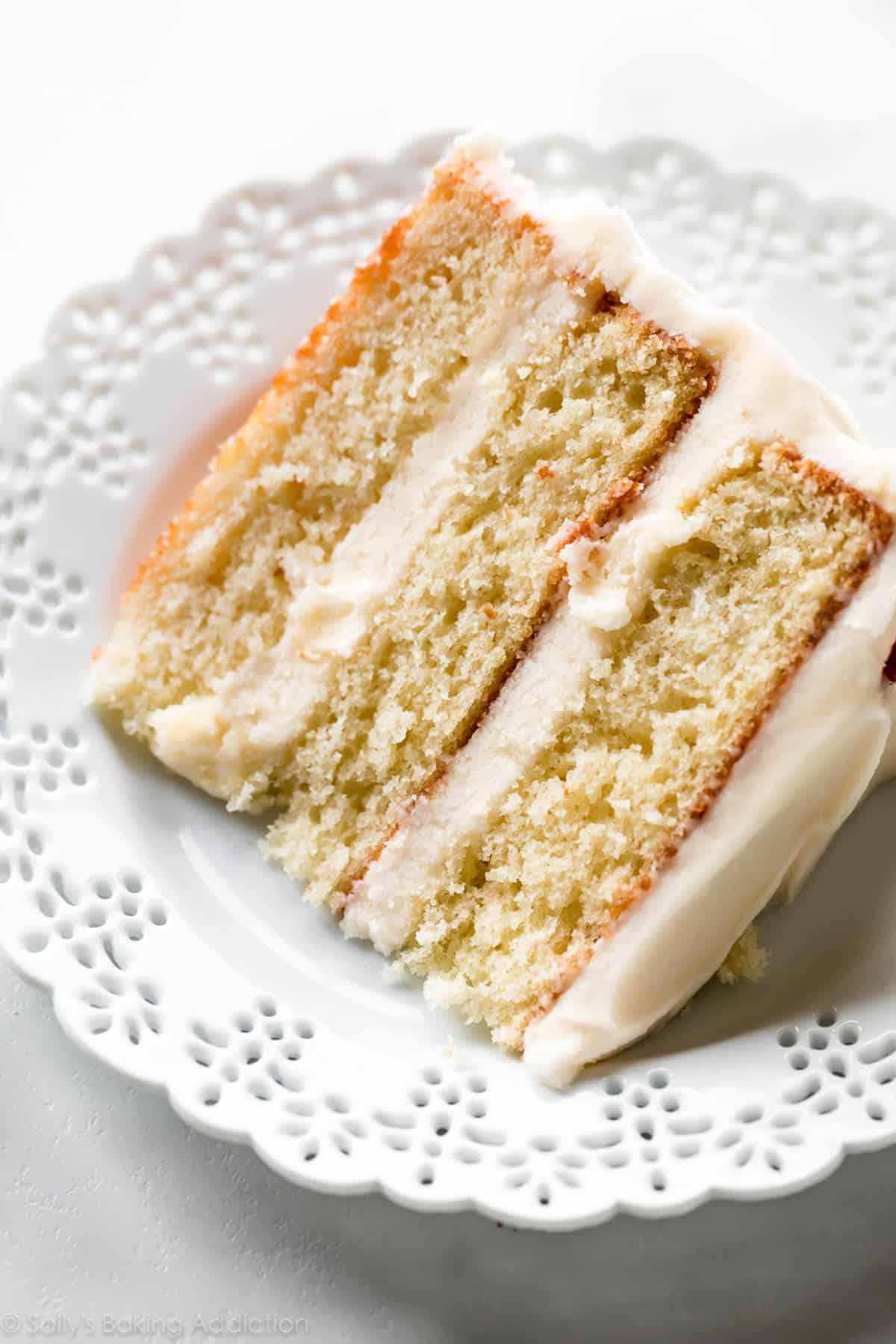 part de gâteau à la vanille sur une assiette blanche