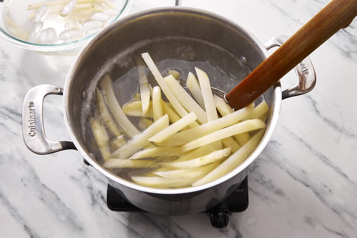 pommes de terre crues dans l'eau glacée