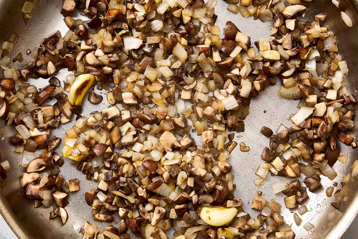 champignons, oignon et ail saisis dans une poêle