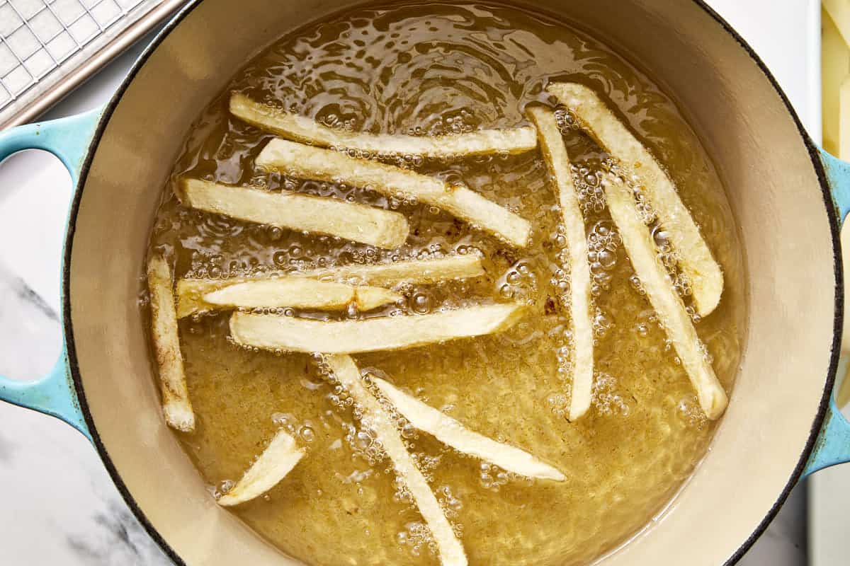 pommes de terre crues dans l'eau bubbling