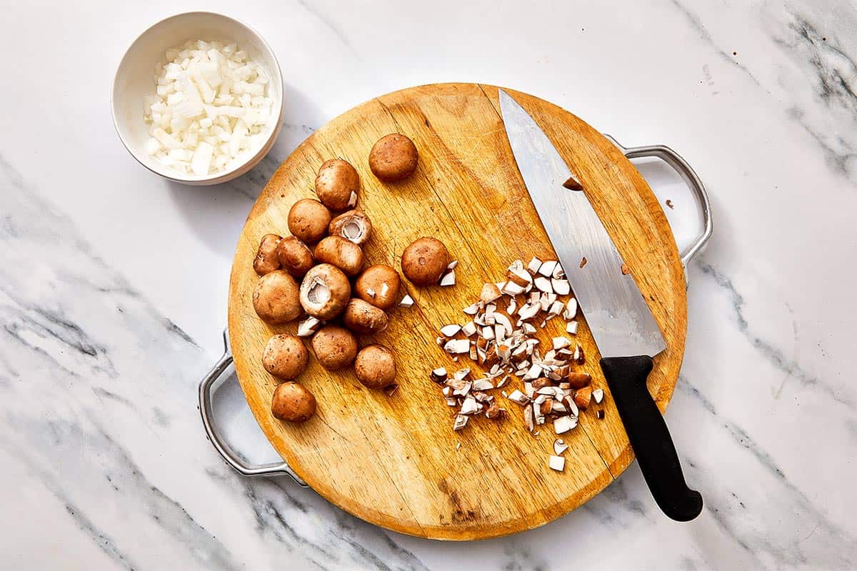 champignons et oignons coupés