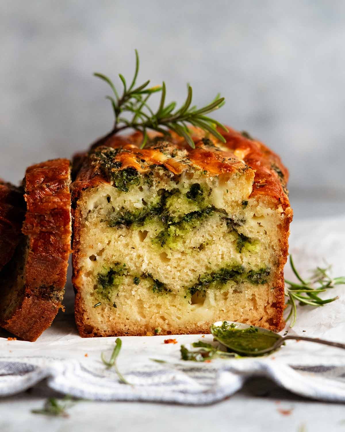 Pain rapide au fromage, aux herbes et à l'ail