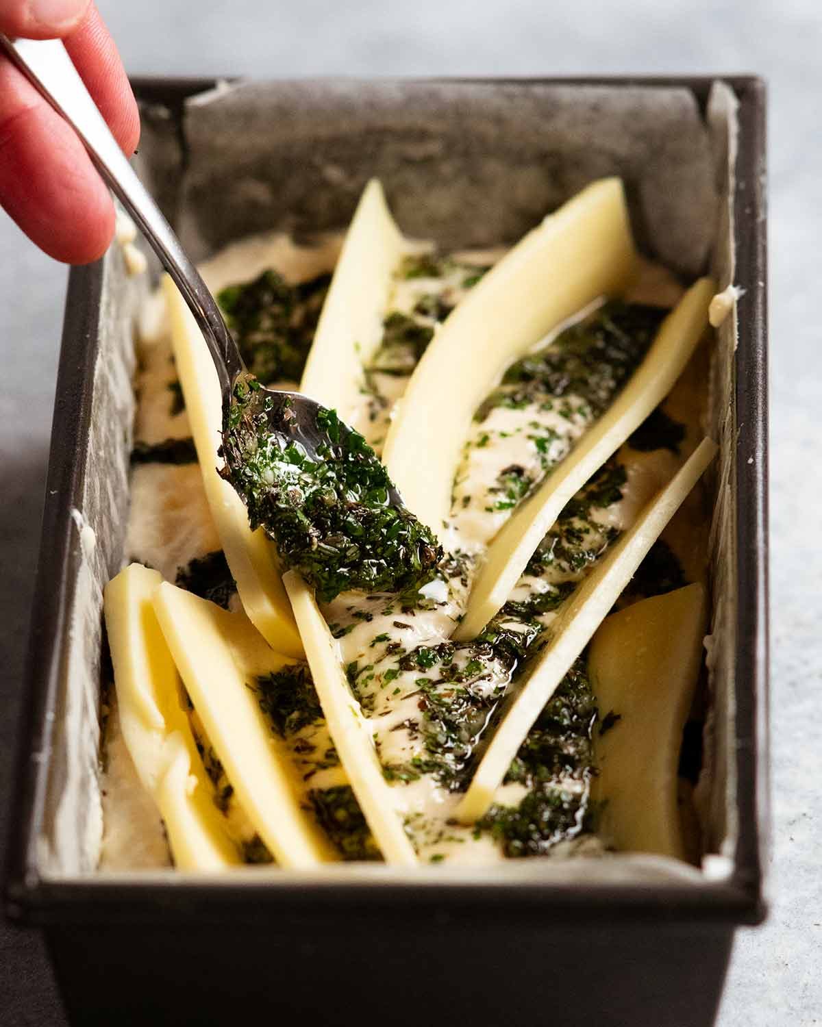 Pain rapide au fromage, aux herbes et à l'ail