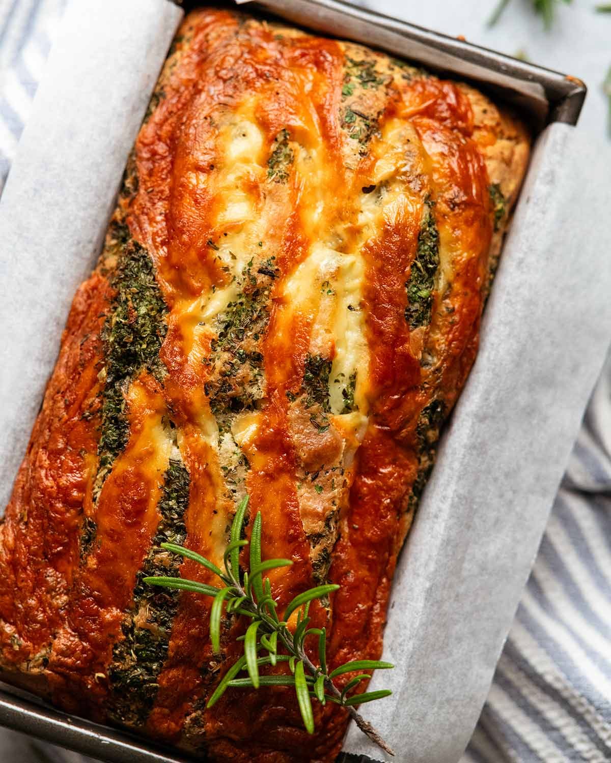 Pain rapide au fromage, aux herbes et à l'ail