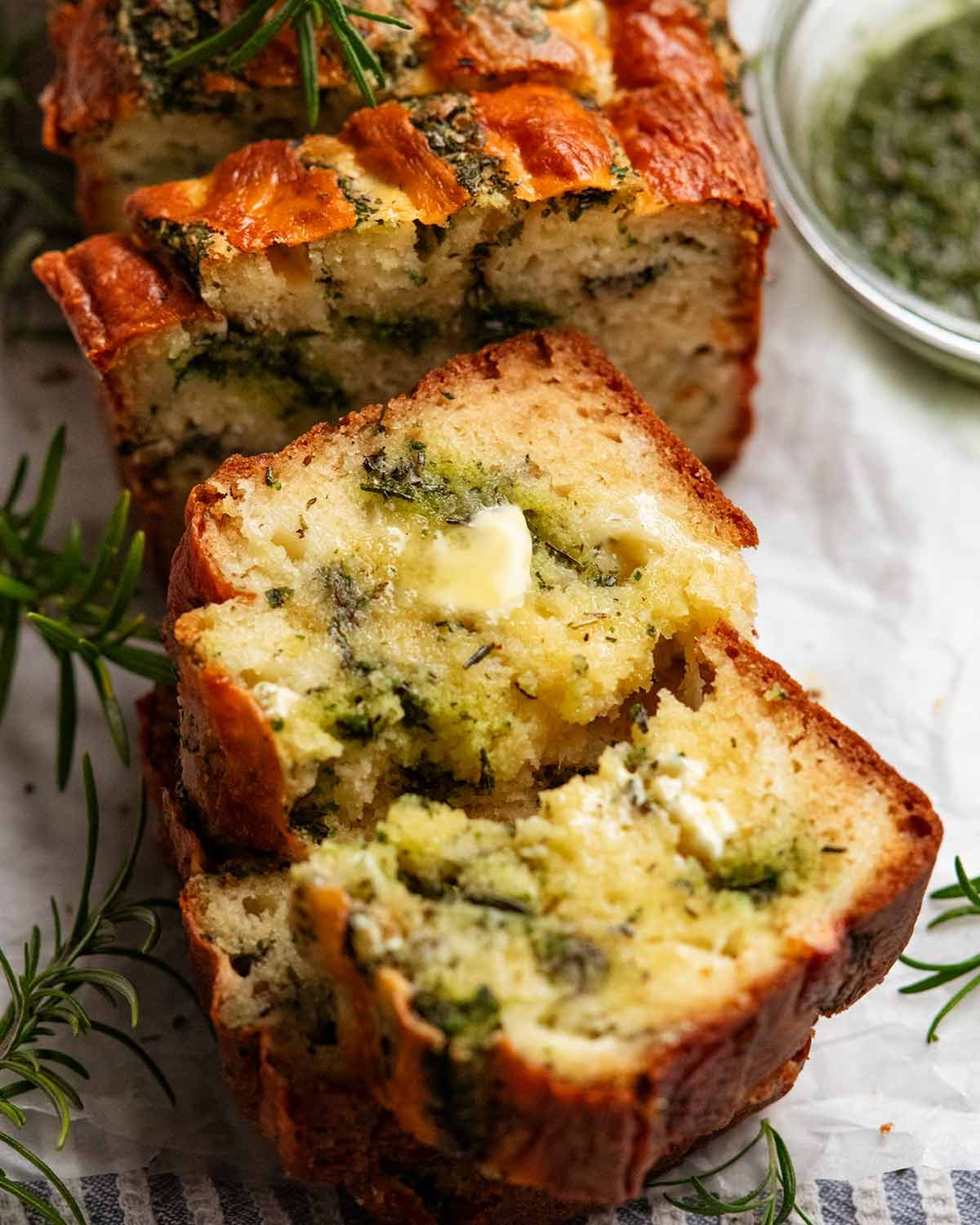 Pain rapide au fromage, aux herbes et à l'ail