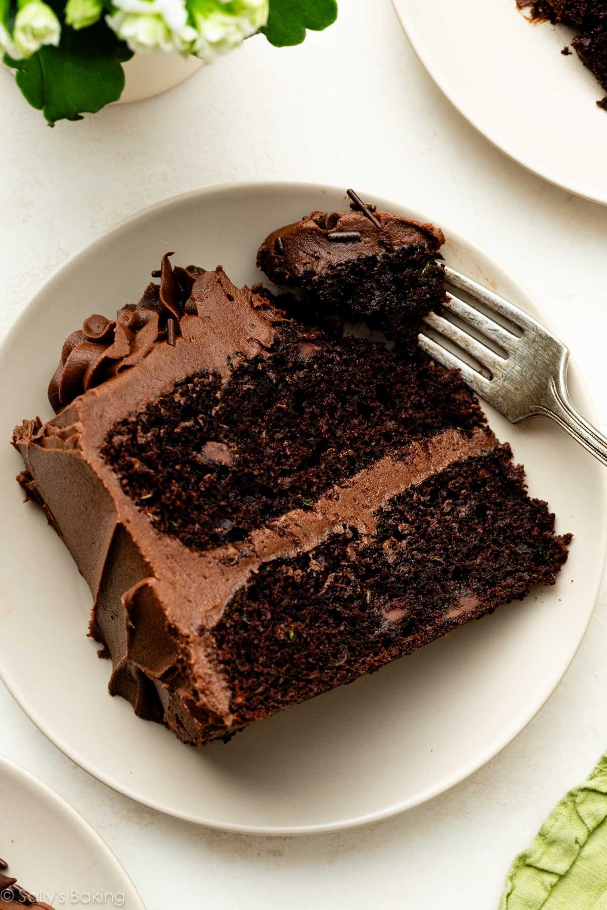 Une fourchette avec une bouchée d'une part de gâteau au chocolat et courgette.
