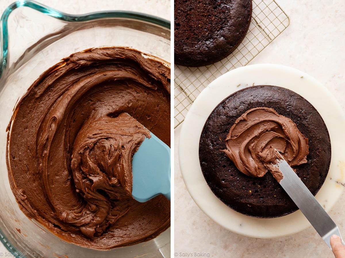 Glaçage au chocolat dans un bol en verre avec une spatule bleue, montrée en cours d'application sur une couche de gâteau au chocolat.