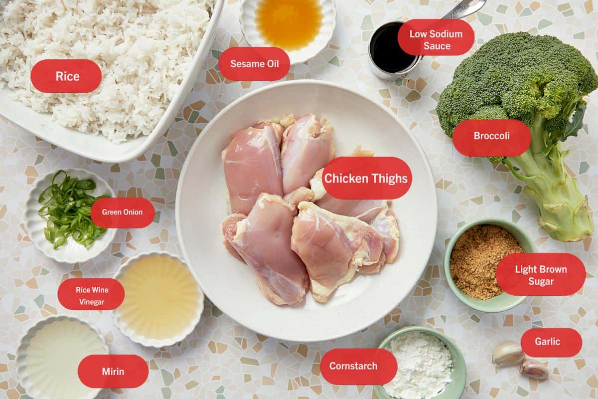 Ingrédients étiquetés pour le poulet teriyaki à la friteuse à air disposés sur un carrelage en mosaïque.