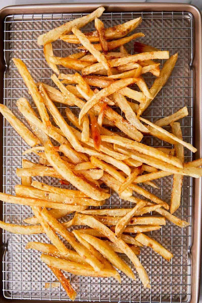 prise de vue de dessus de frites croustillantes sur un plateau