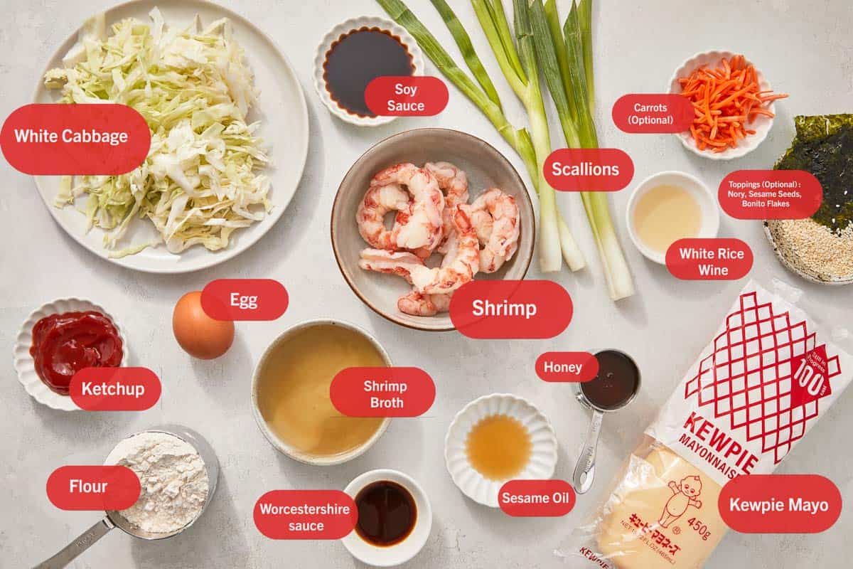 Vue de dessus des ingrédients d'okonomiyaki, chacun étiqueté avec des étiquettes rouges.