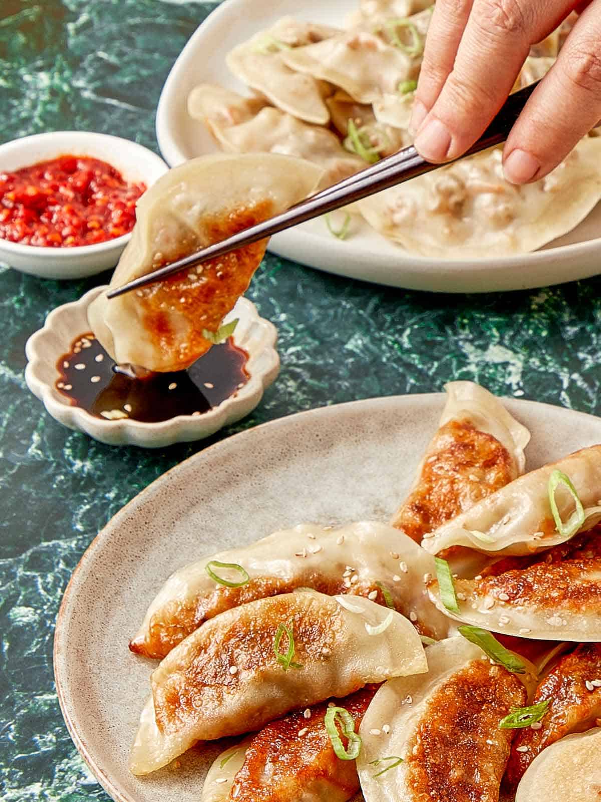 Gros plan des raviolis chinois avec sauce d'accompagnement.