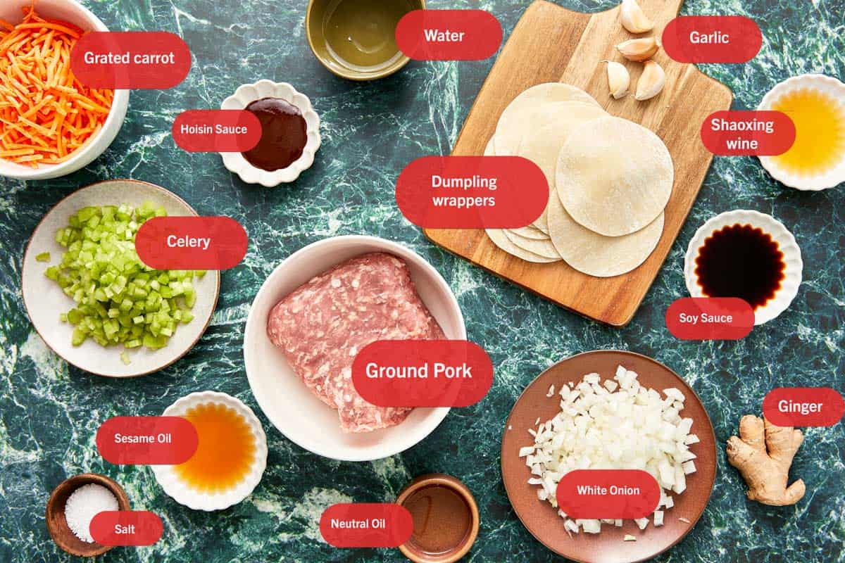 Ingrédients pour les raviolis au porc disposés sur une table