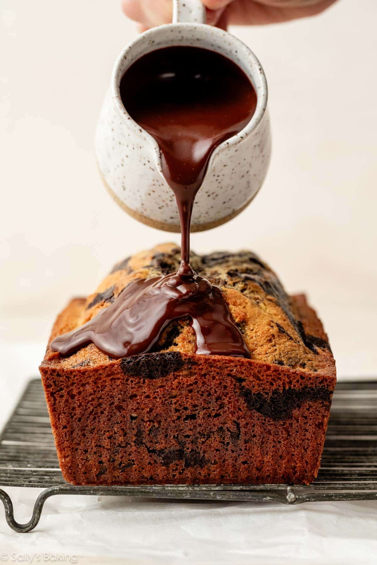 versement de la ganache sur le gâteau.