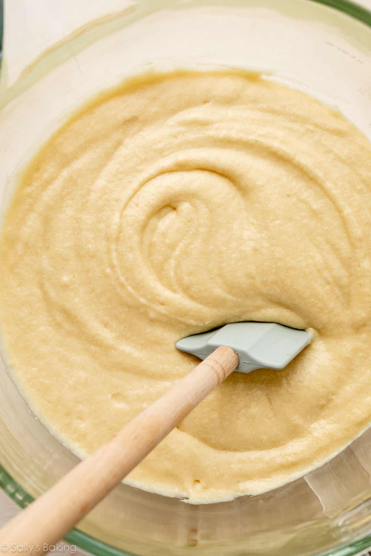 pâte à gâteau vanille dans un bol en verre.