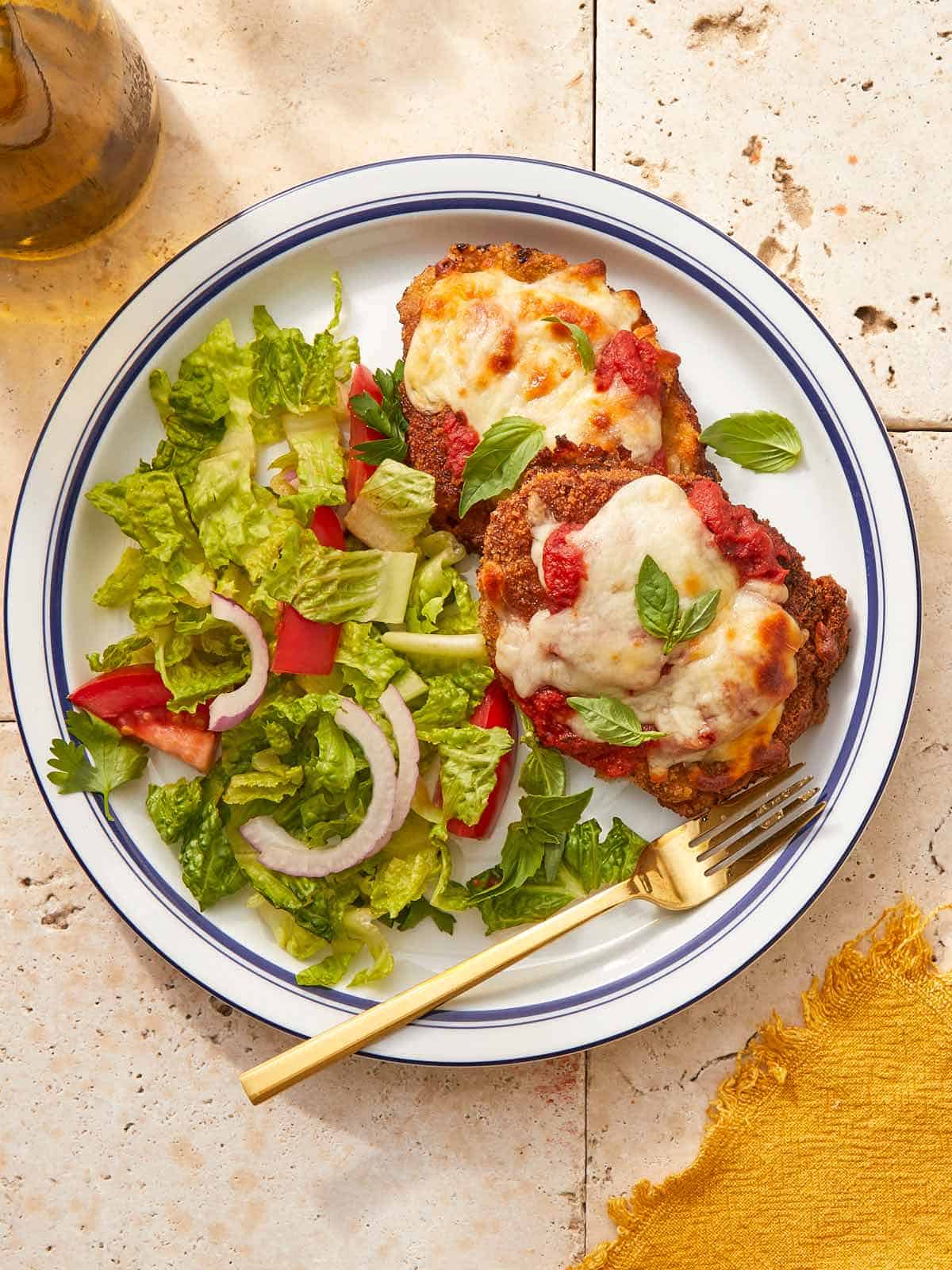 Assiette de schnitzel de bœuf croustillant Parmigiana.