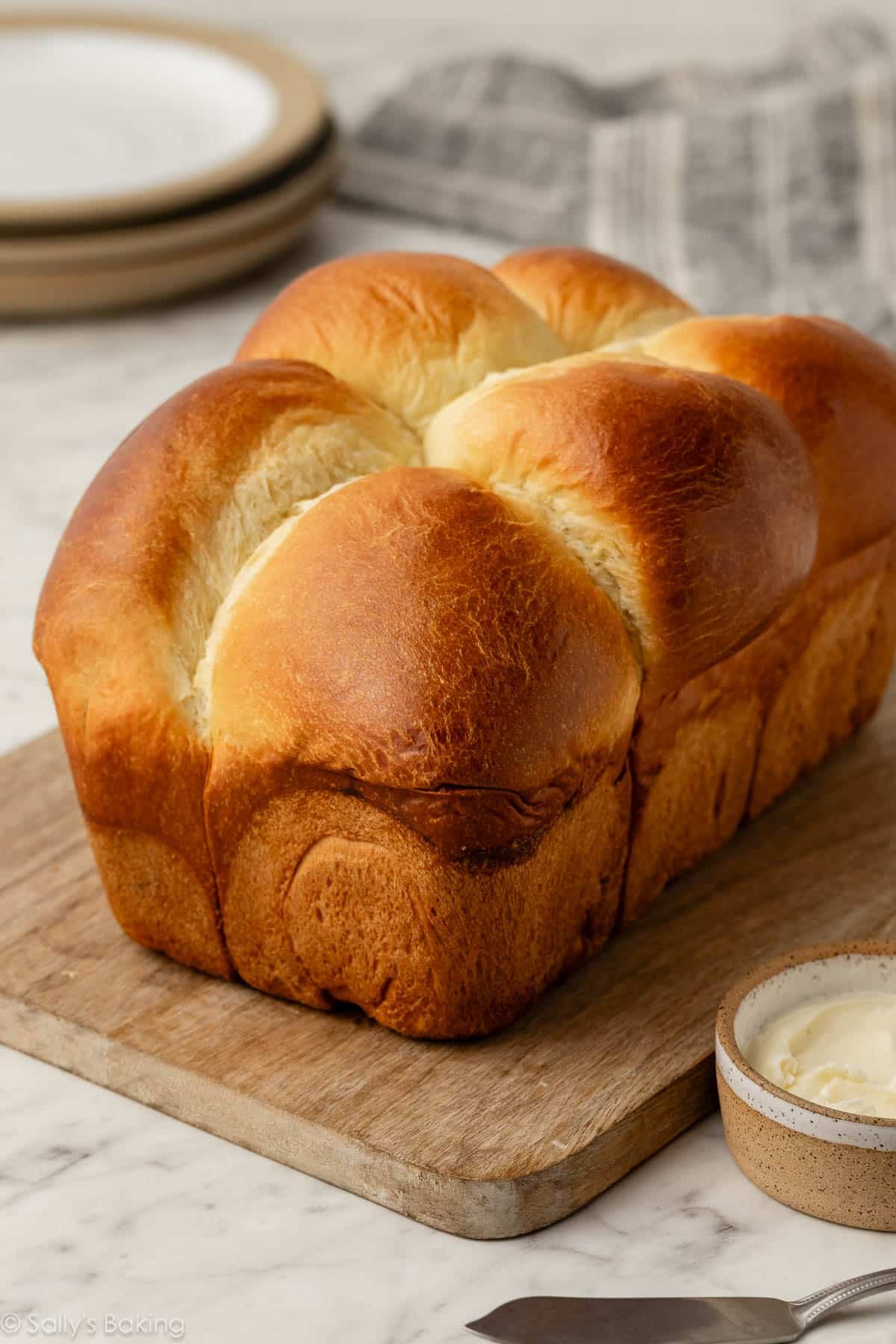 pain de brioche sur une planche à découper.