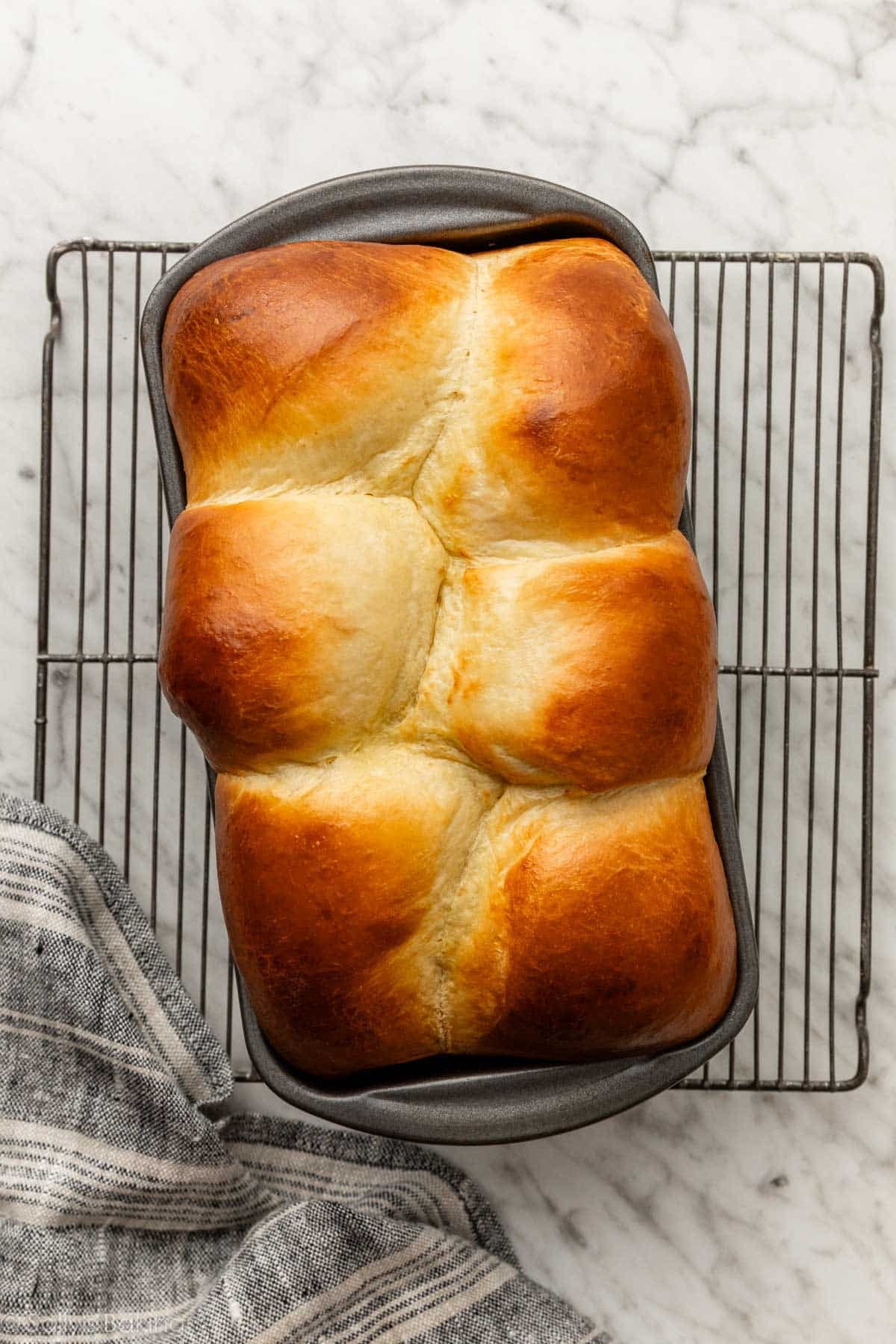 photo vue de dessus de pain de brioche dans le moule.