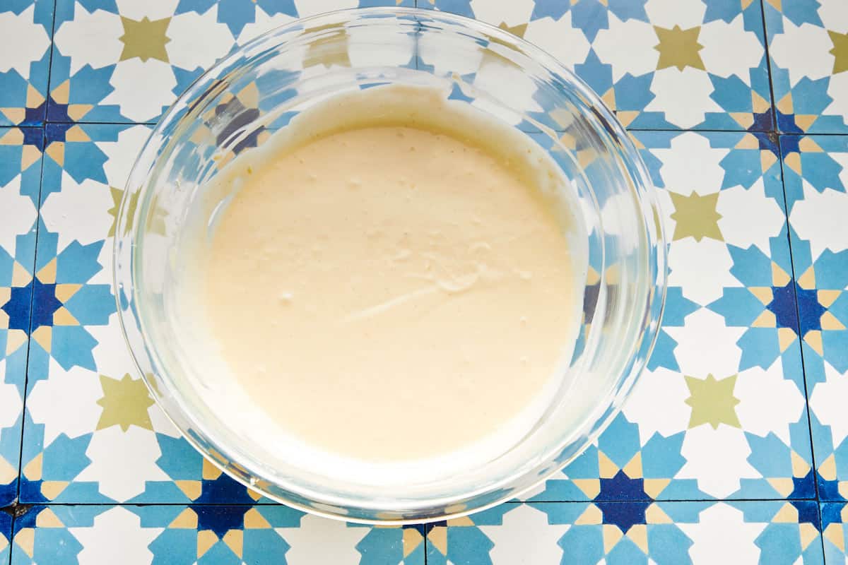 Pâte à cheesecake fouettée lisse dans un bol en verre
