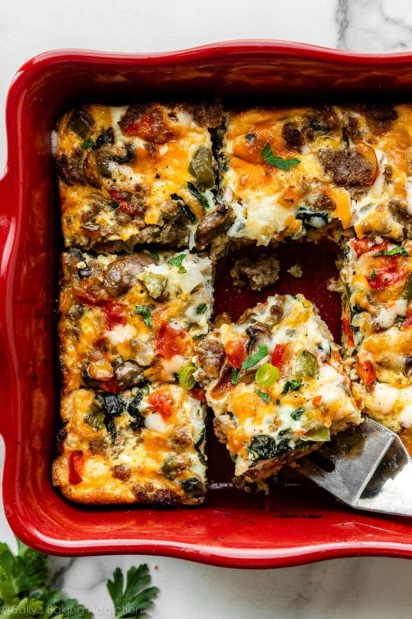 Photo aérienne de la casserole de petit-déjeuner aux œufs et à la saucisse dans un plat de cuisson rouge.