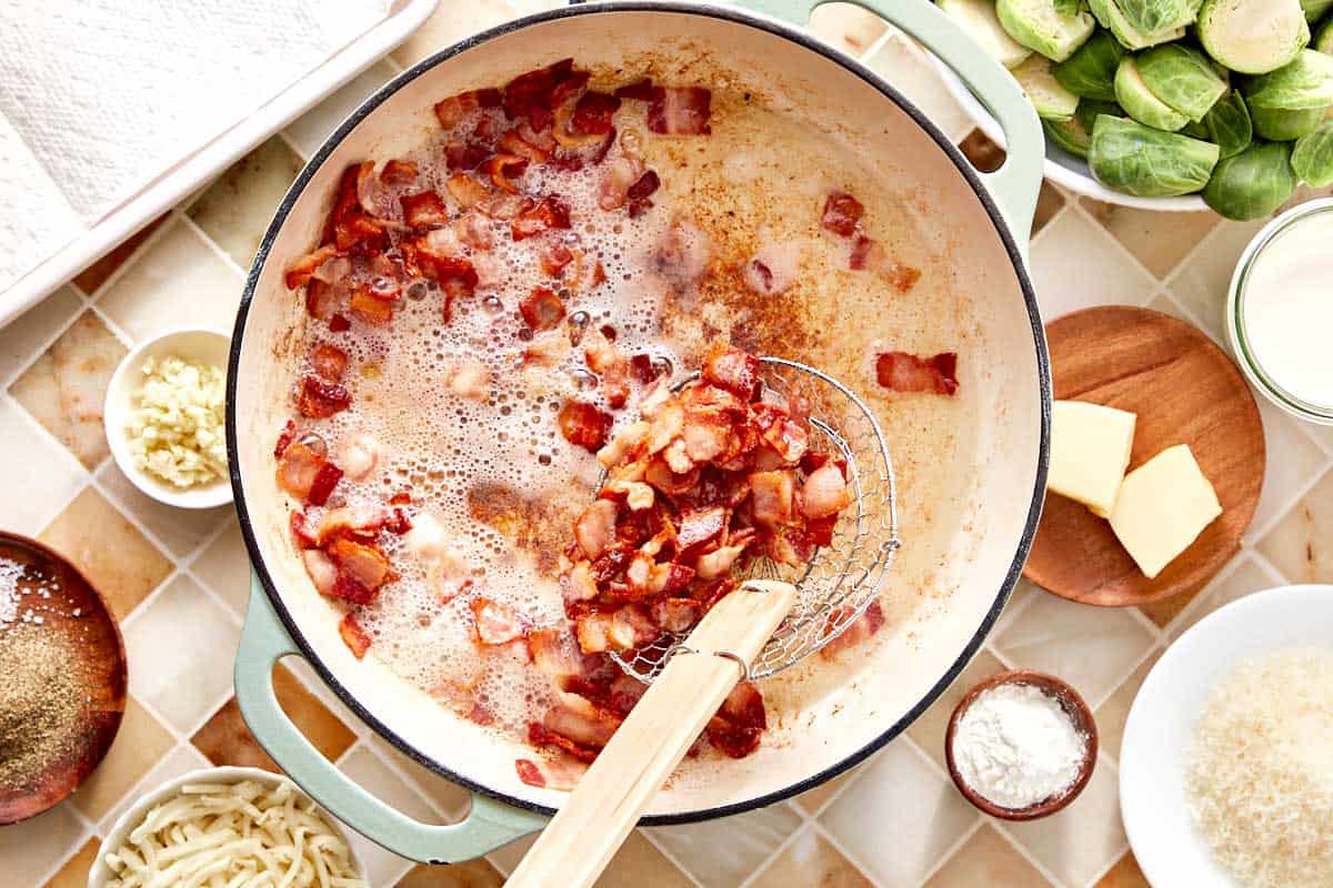Bacon croustillant cuisiné dans une poêle