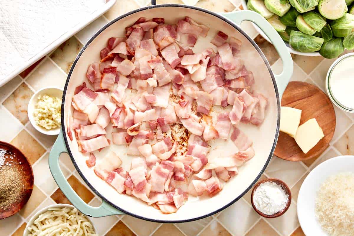 Morceaux de bacon cru dans une poêle avant cuisson