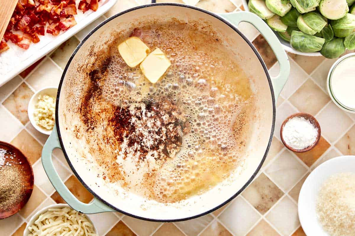 Du beurre fondant dans la graisse de bacon dans une poêle
