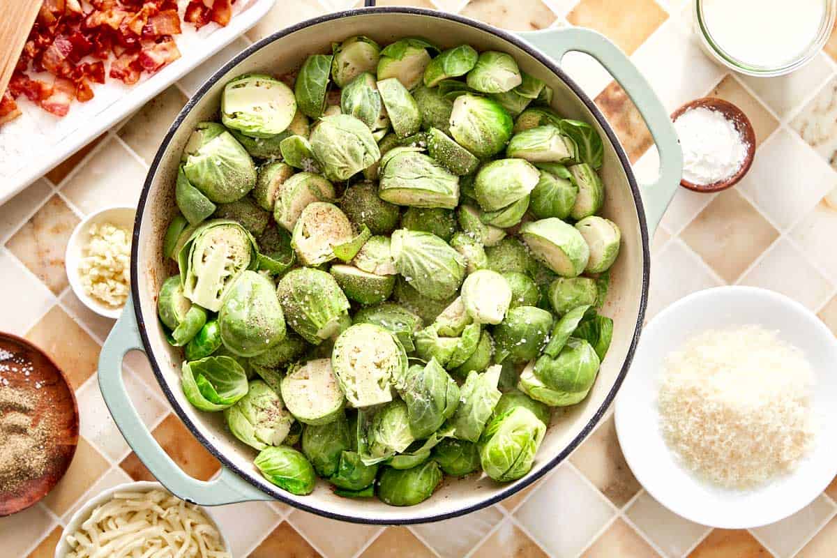 Des choux de Bruxelles frais assaisonnés et prêts à être sautés