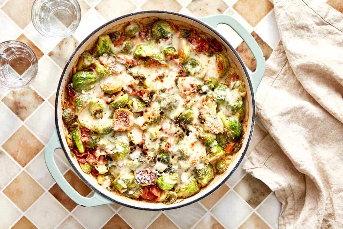 Choux de Bruxelles crémeux au parmesan cuits avec du bacon