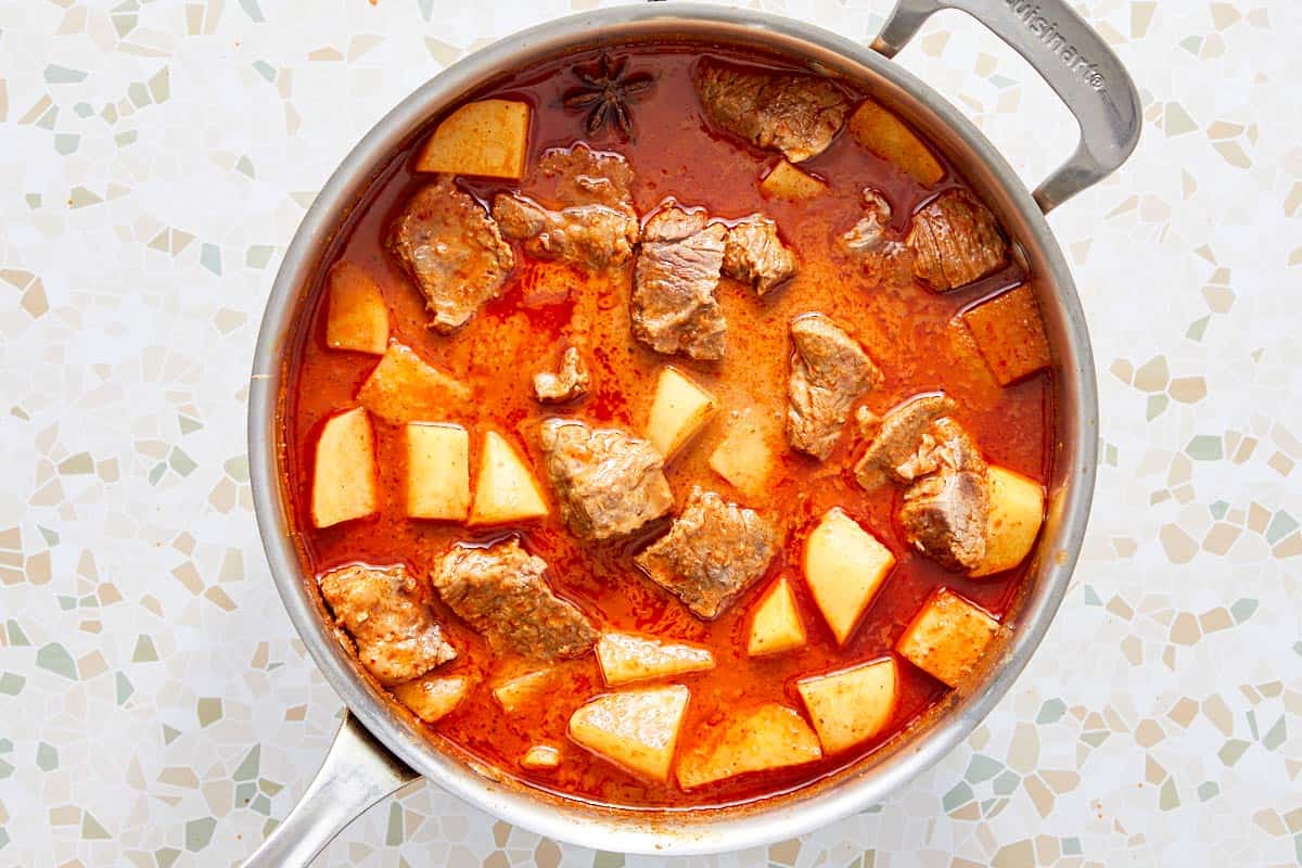 Bœuf et pommes de terre mijotant dans une sauce curry rouge.