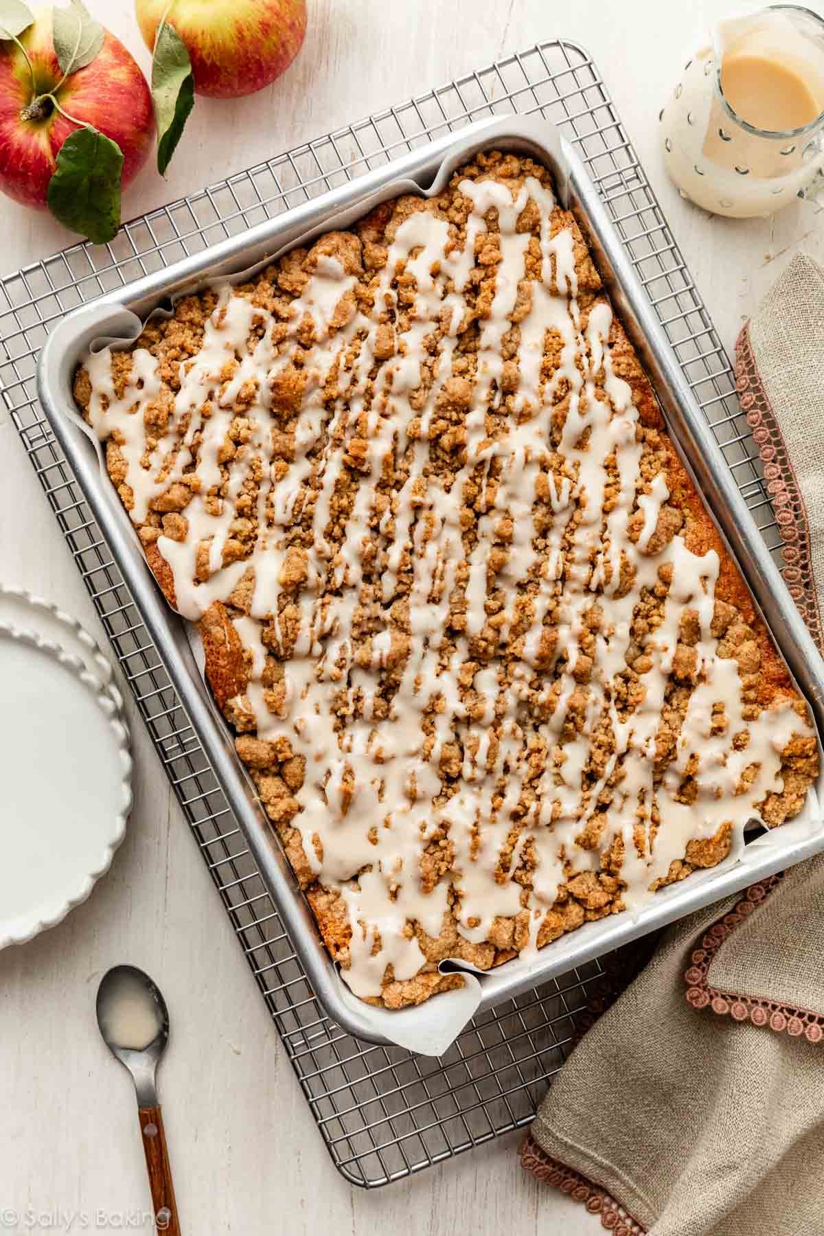 gâteau aux pommes dans un moule en métal avec du glaçage sur le dessus.