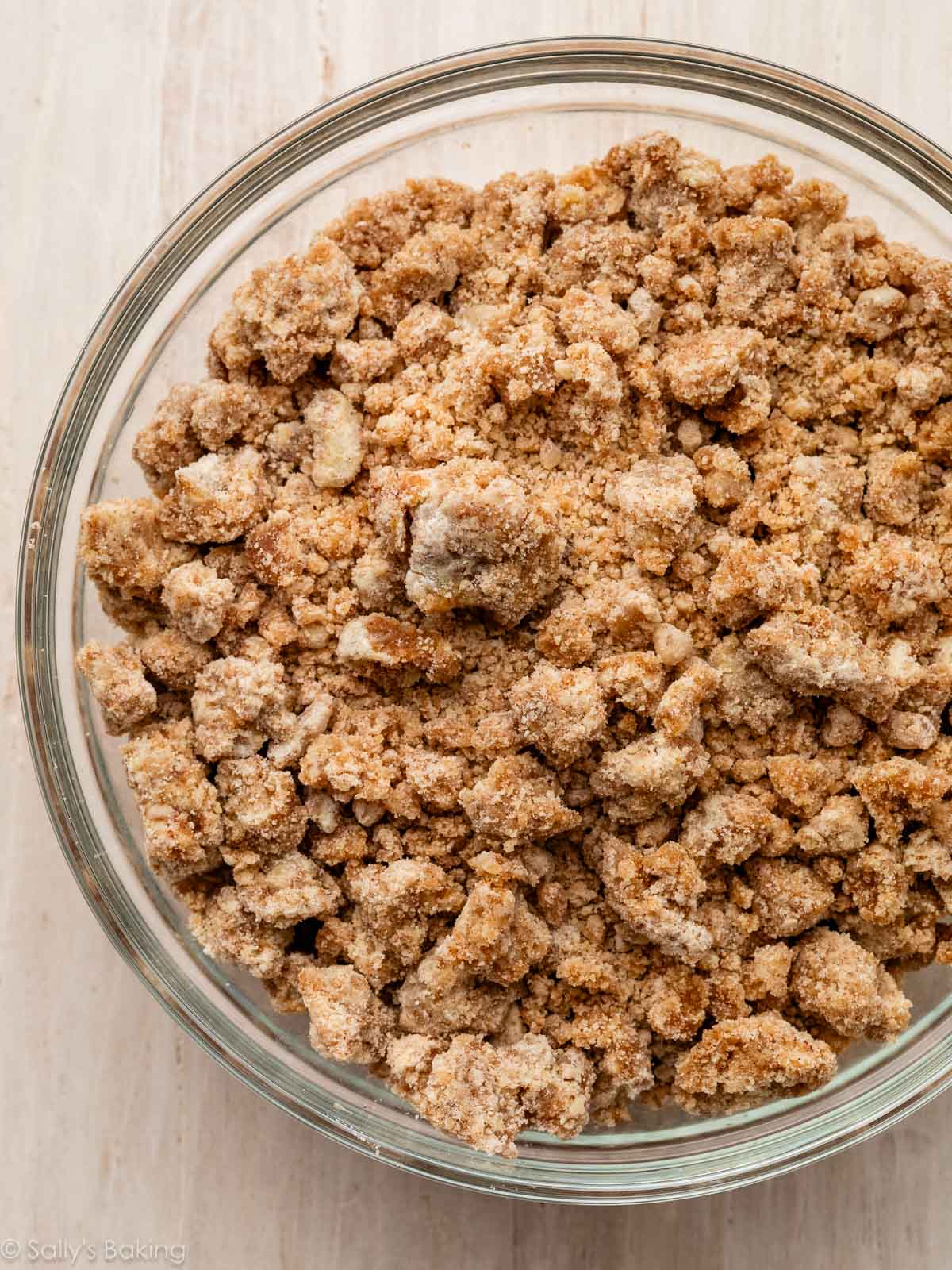 mélange de crumble dans un bol.