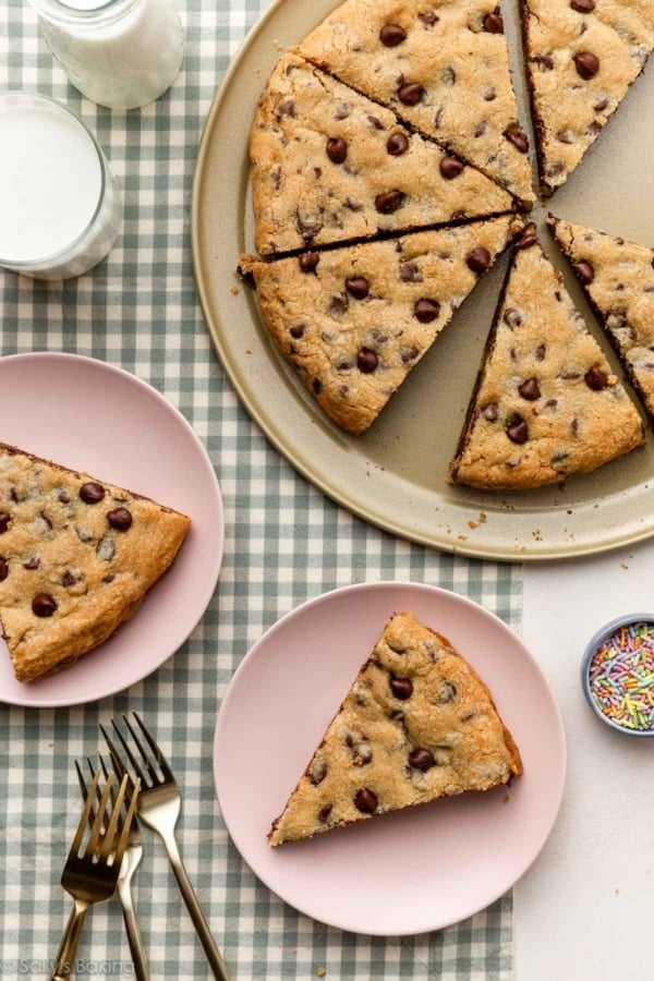tranches de pizza cookie sur une plaque à pizza et des assiettes.