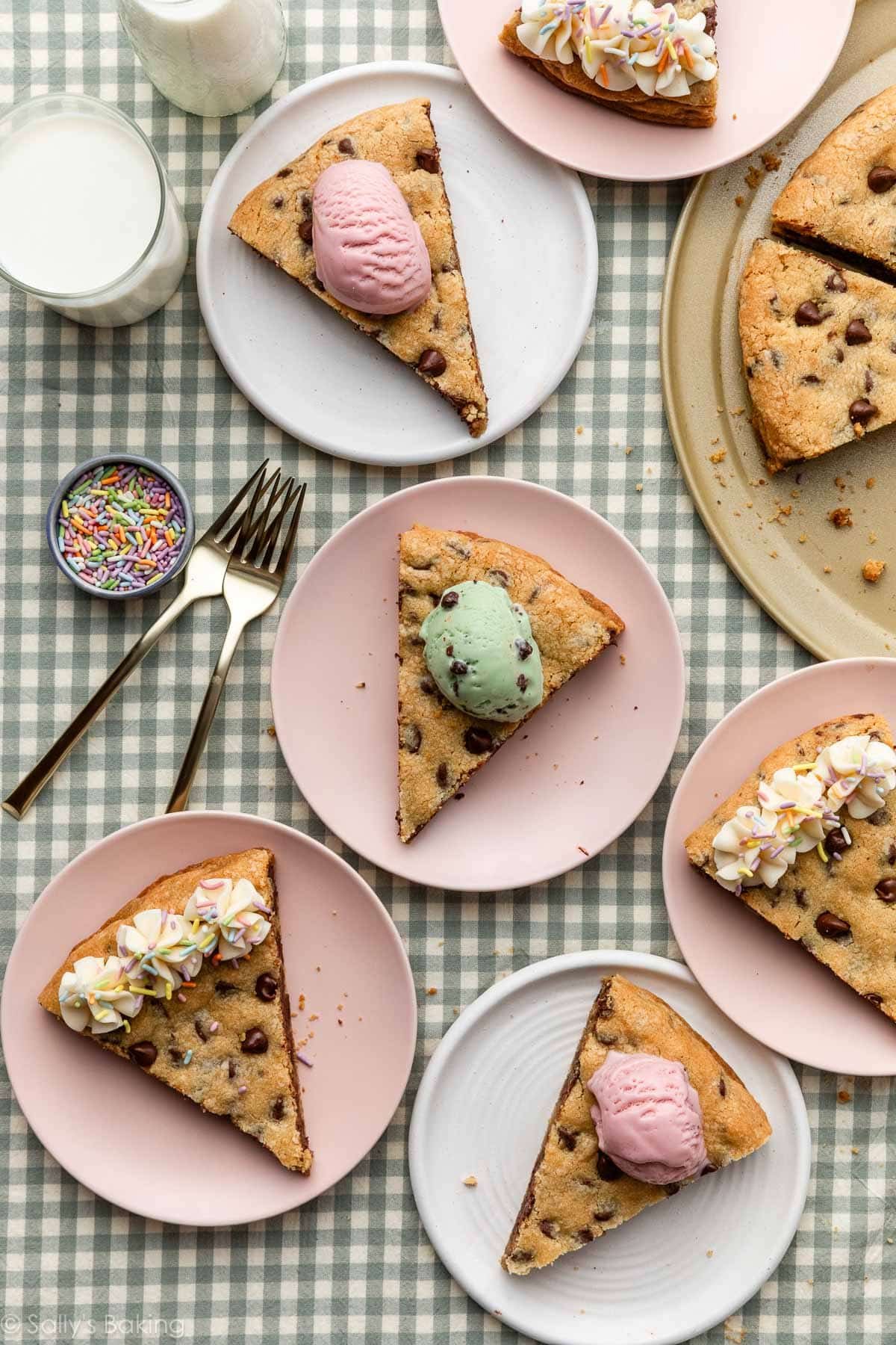 tranches de pizza cookie sur des assiettes avec de la glace dessus.