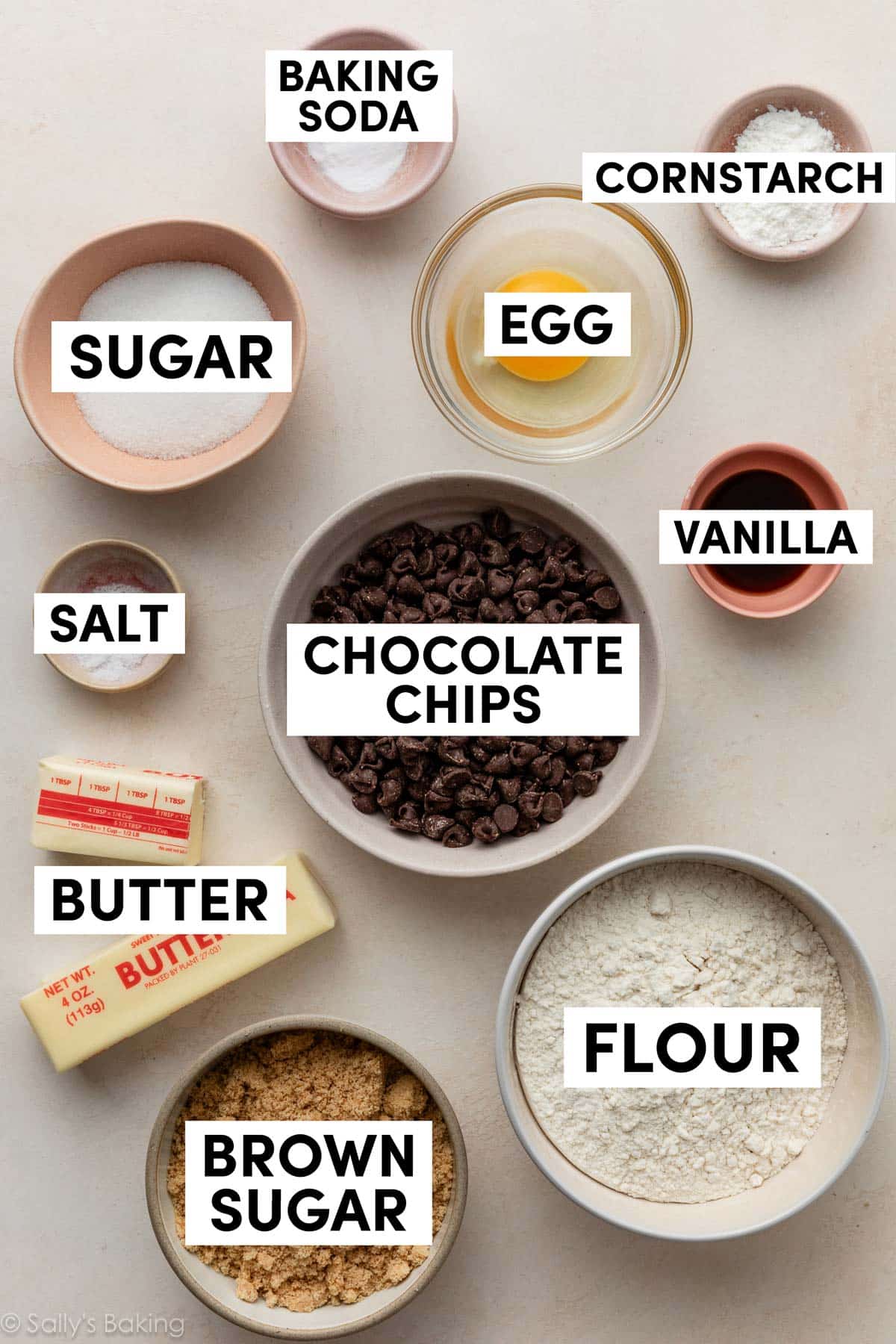 pépites de chocolat, farine, sucre roux, vanille et autres ingrédients dans des bols.